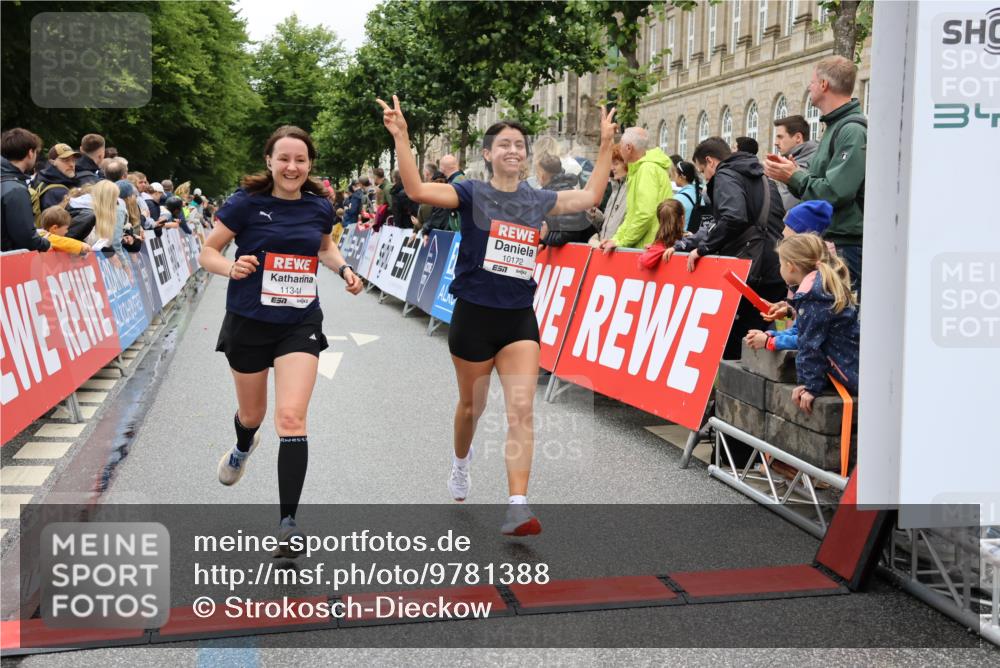 14.06.2026 - REWE Women's Run Strokosch-Dieckow http://msf.ph/oto/9781388 14.06.2026 09:59:08 Ziel 10172, 10879, 11341, 11382 meine-sportfotos.de