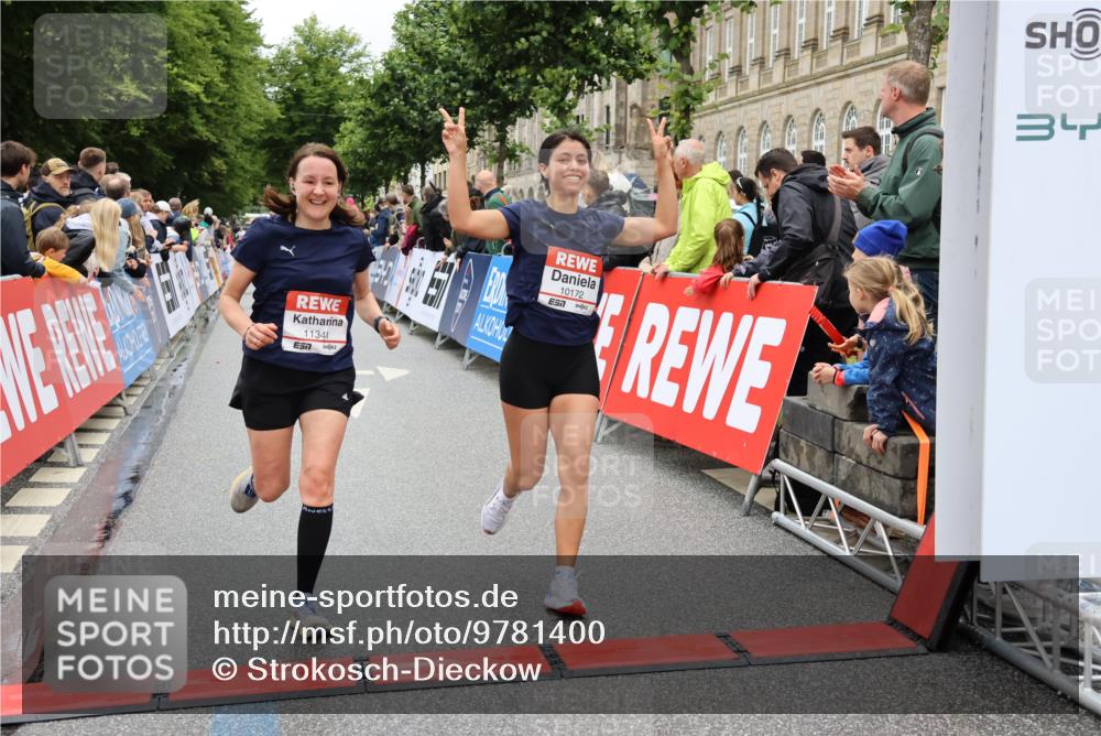 14.06.2026 - REWE Women's Run Strokosch-Dieckow http://msf.ph/oto/9781400 14.06.2026 09:59:08 Ziel 10172, 10879, 11341, 11382 meine-sportfotos.de