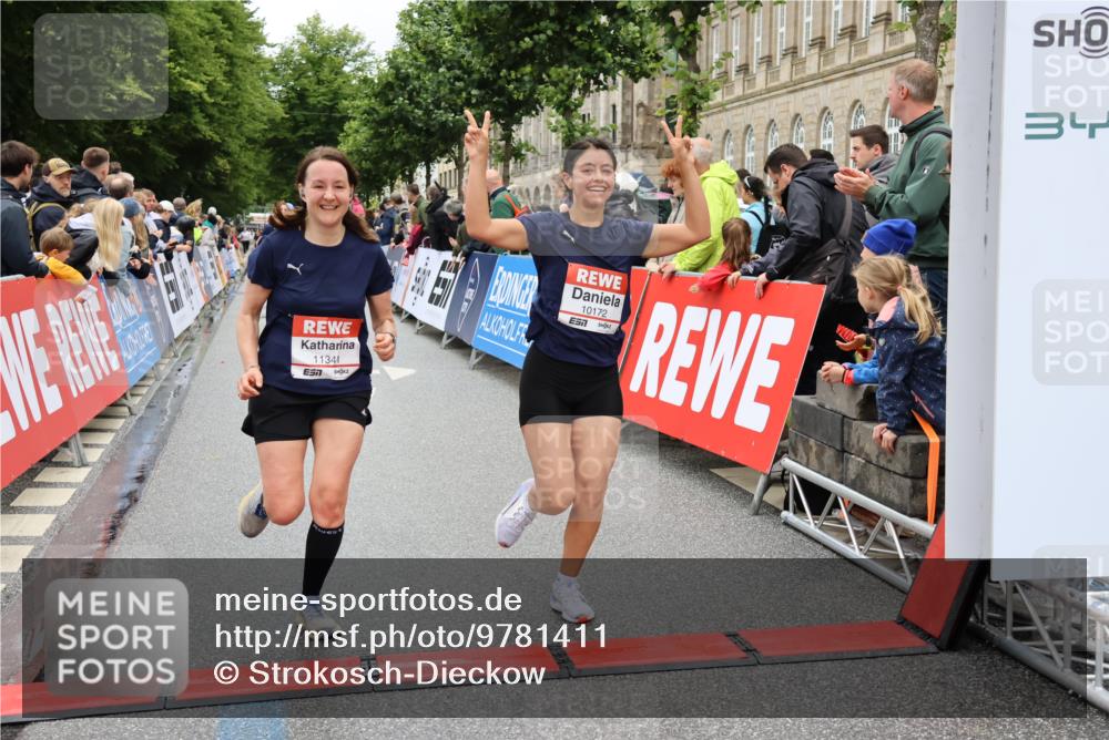 14.06.2026 - REWE Women's Run Strokosch-Dieckow http://msf.ph/oto/9781411 14.06.2026 09:59:08 Ziel 10172, 10879, 11341, 11382 meine-sportfotos.de