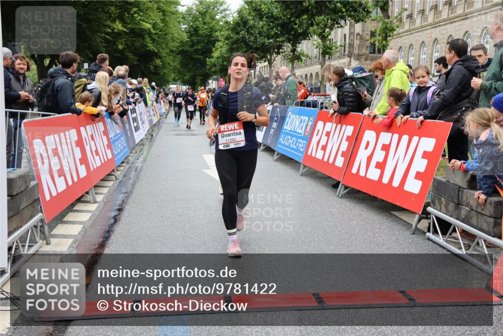14.06.2026 - REWE Women's Run Strokosch-Dieckow http://msf.ph/oto/9781422 14.06.2026 09:59:12 Ziel 10172, 10979, 11341, 11382 meine-sportfotos.de