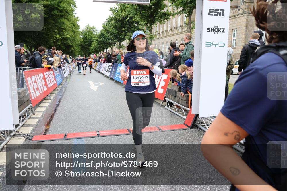 14.06.2026 - REWE Women's Run Strokosch-Dieckow http://msf.ph/oto/9781469 14.06.2026 09:59:14 Ziel 10172, 10979, 11341, 11382 meine-sportfotos.de