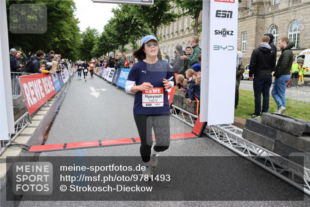 14.06.2026 - REWE Women's Run Strokosch-Dieckow http://msf.ph/oto/9781493 14.06.2026 09:59:14 Ziel 10172, 10979, 11341, 11382 meine-sportfotos.de
