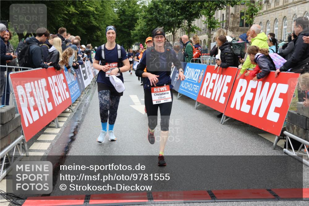 14.06.2026 - REWE Women's Run Strokosch-Dieckow http://msf.ph/oto/9781555 14.06.2026 09:59:19 Ziel 10153, 10940, 10979, 11198, 11199, 11382 meine-sportfotos.de