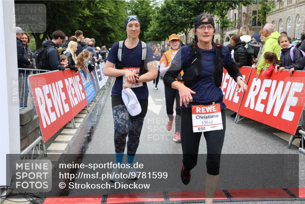 14.06.2026 - REWE Women's Run Strokosch-Dieckow http://msf.ph/oto/9781599 14.06.2026 09:59:20 Ziel 10153, 10940, 10978, 10979, 11198, 11199, 11382 meine-sportfotos.de