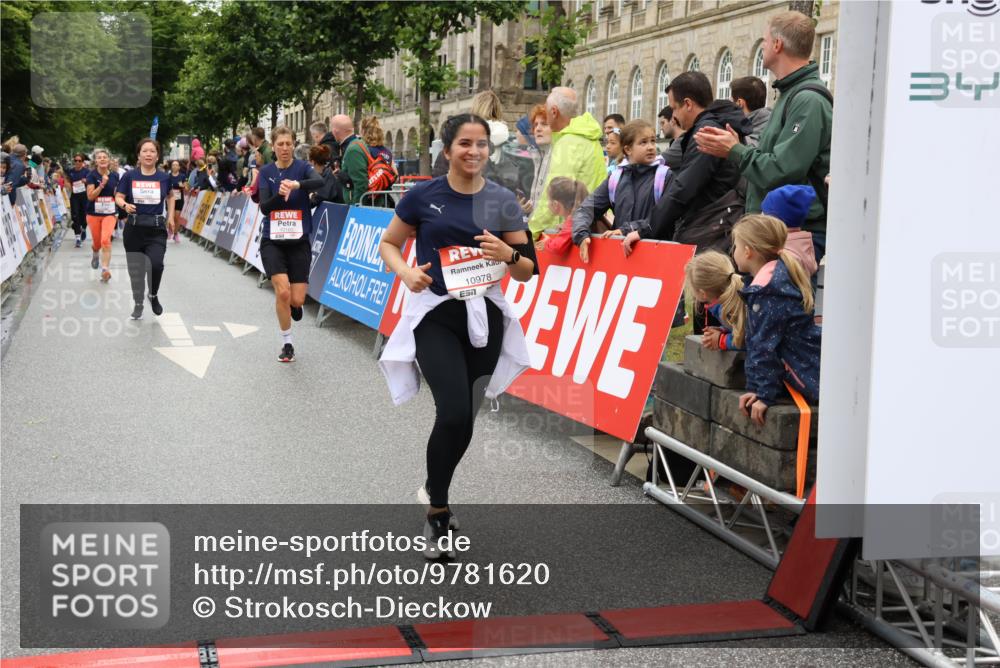 14.06.2026 - REWE Women's Run Strokosch-Dieckow http://msf.ph/oto/9781620 14.06.2026 09:59:24 Ziel 10153, 10160, 10339, 10940, 10978, 11198, 11199 meine-sportfotos.de