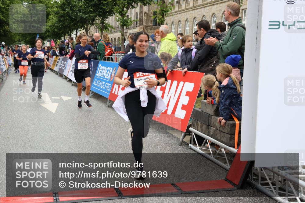 14.06.2026 - REWE Women's Run Strokosch-Dieckow http://msf.ph/oto/9781639 14.06.2026 09:59:24 Ziel 10153, 10160, 10339, 10940, 10978, 11198, 11199 meine-sportfotos.de