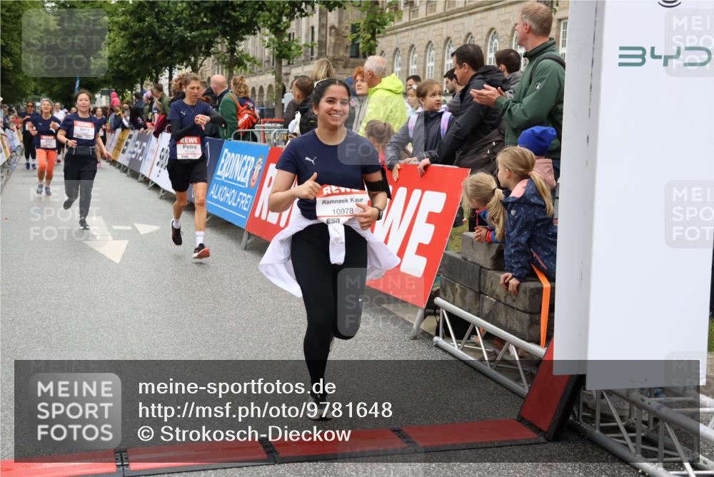 14.06.2026 - REWE Women's Run Strokosch-Dieckow http://msf.ph/oto/9781648 14.06.2026 09:59:24 Ziel 10153, 10160, 10339, 10940, 10978, 11198, 11199 meine-sportfotos.de