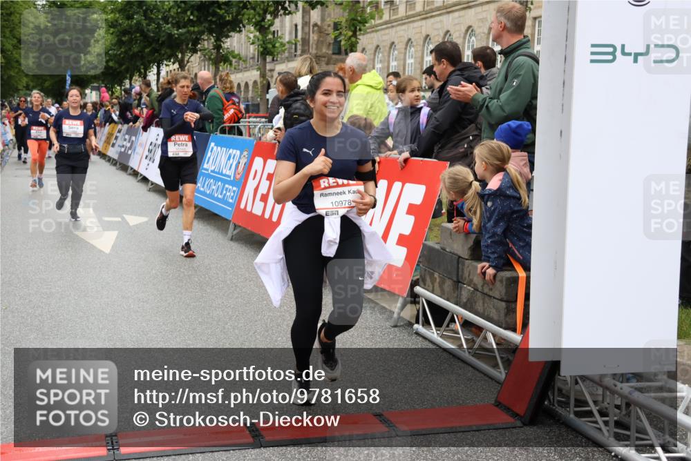 14.06.2026 - REWE Women's Run Strokosch-Dieckow http://msf.ph/oto/9781658 14.06.2026 09:59:24 Ziel 10153, 10160, 10339, 10940, 10978, 11198, 11199 meine-sportfotos.de