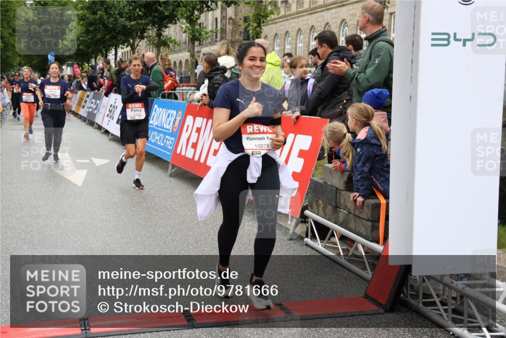14.06.2026 - REWE Women's Run Strokosch-Dieckow http://msf.ph/oto/9781666 14.06.2026 09:59:24 Ziel 10153, 10160, 10339, 10940, 10978, 11198, 11199 meine-sportfotos.de