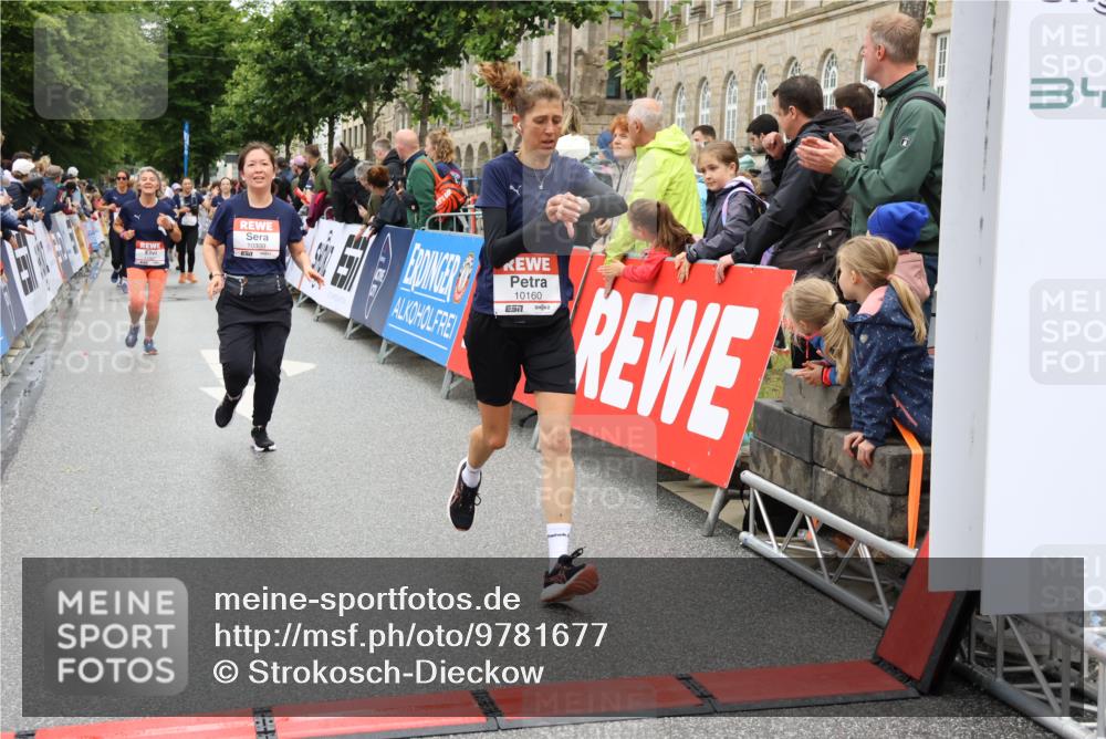 14.06.2026 - REWE Women's Run Strokosch-Dieckow http://msf.ph/oto/9781677 14.06.2026 09:59:25 Ziel 10153, 10160, 10339, 10940, 10978, 11067, 11198, 11199 meine-sportfotos.de