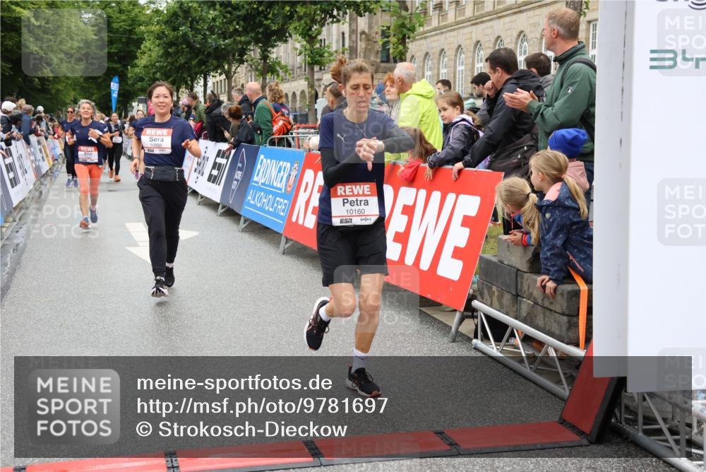 14.06.2026 - REWE Women's Run Strokosch-Dieckow http://msf.ph/oto/9781697 14.06.2026 09:59:26 Ziel 10153, 10160, 10339, 10940, 10978, 11067, 11198, 11199 meine-sportfotos.de
