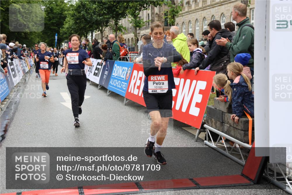 14.06.2026 - REWE Women's Run Strokosch-Dieckow http://msf.ph/oto/9781709 14.06.2026 09:59:26 Ziel 10153, 10160, 10339, 10940, 10978, 11067, 11198, 11199 meine-sportfotos.de