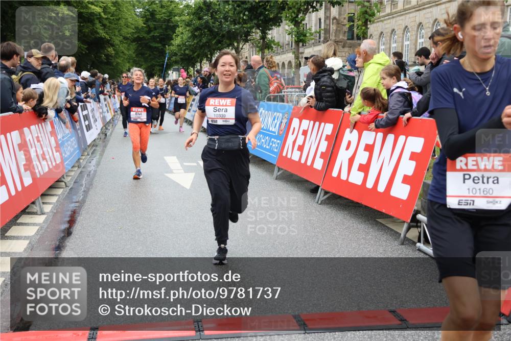 14.06.2026 - REWE Women's Run Strokosch-Dieckow http://msf.ph/oto/9781737 14.06.2026 09:59:26 Ziel 10153, 10160, 10339, 10940, 10978, 11067, 11198, 11199 meine-sportfotos.de
