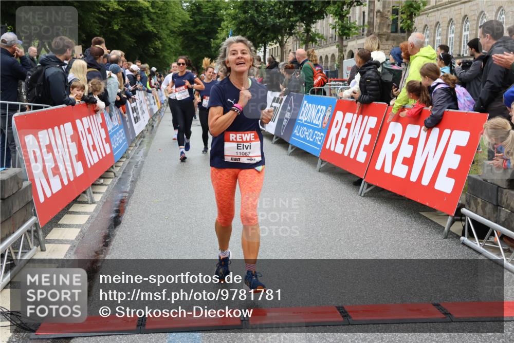 14.06.2026 - REWE Women's Run Strokosch-Dieckow http://msf.ph/oto/9781781 14.06.2026 09:59:29 Ziel 10160, 10339, 10349, 10558, 10801, 10854, 10978, 10982, 11067, 11163, 11198, 11199, 11501 meine-sportfotos.de