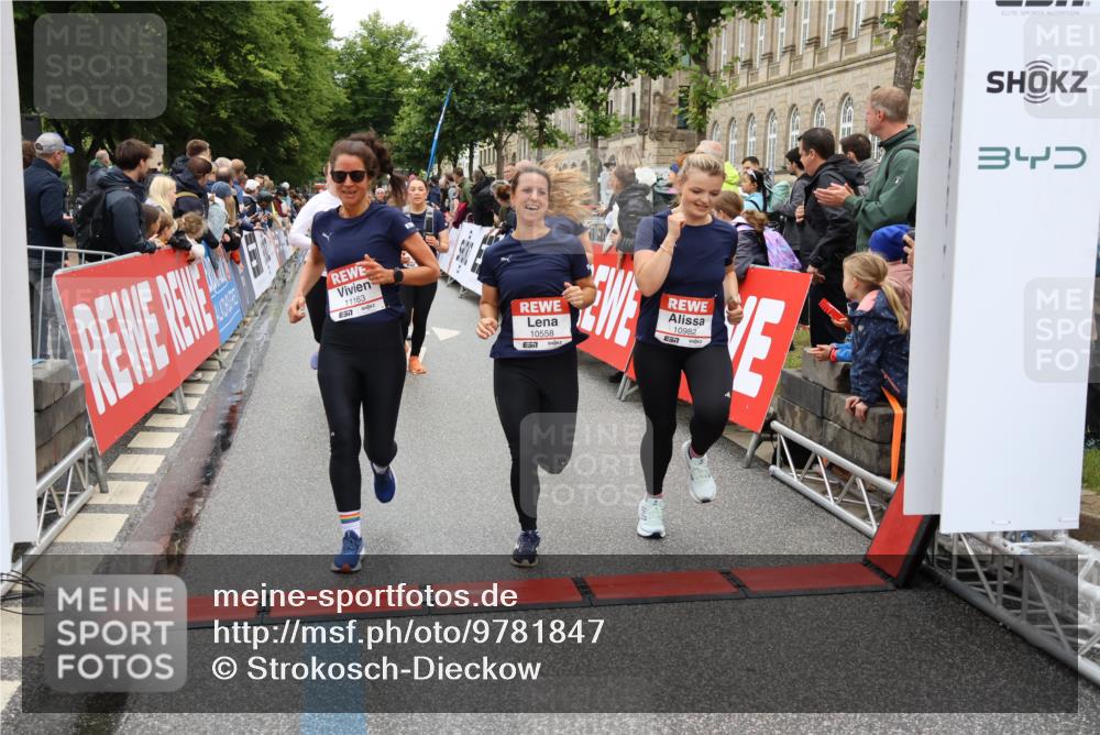 14.06.2026 - REWE Women's Run Strokosch-Dieckow http://msf.ph/oto/9781847 14.06.2026 09:59:31 Ziel 10160, 10339, 10349, 10450, 10558, 10801, 10854, 10978, 10982, 11067, 11163, 11501 meine-sportfotos.de