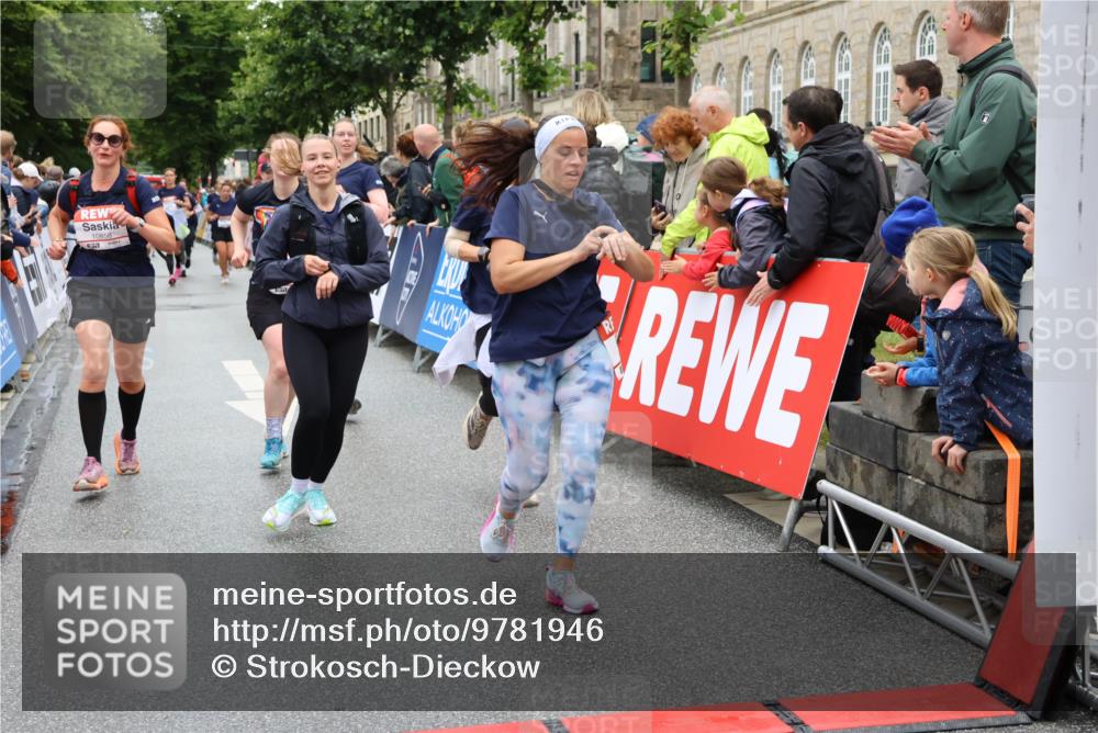 14.06.2026 - REWE Women's Run Strokosch-Dieckow http://msf.ph/oto/9781946 14.06.2026 09:59:37 Ziel 10088, 10279, 10349, 10450, 10558, 10721, 10801, 10854, 10858, 10982, 11005, 11067, 11163, 11275, 11501 meine-sportfotos.de