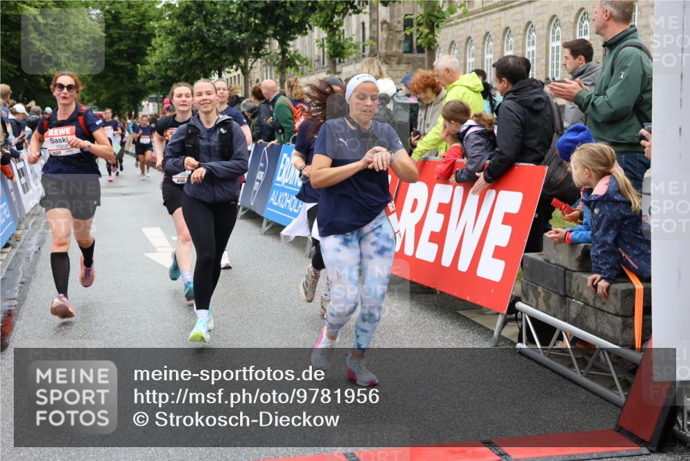 14.06.2026 - REWE Women's Run Strokosch-Dieckow http://msf.ph/oto/9781956 14.06.2026 09:59:37 Ziel 10088, 10279, 10349, 10450, 10558, 10721, 10801, 10854, 10858, 10982, 11005, 11067, 11163, 11275, 11501 meine-sportfotos.de