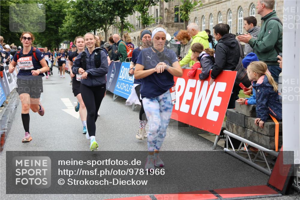 14.06.2026 - REWE Women's Run Strokosch-Dieckow http://msf.ph/oto/9781966 14.06.2026 09:59:37 Ziel 10088, 10279, 10349, 10450, 10558, 10721, 10801, 10854, 10858, 10982, 11005, 11067, 11163, 11275, 11501 meine-sportfotos.de