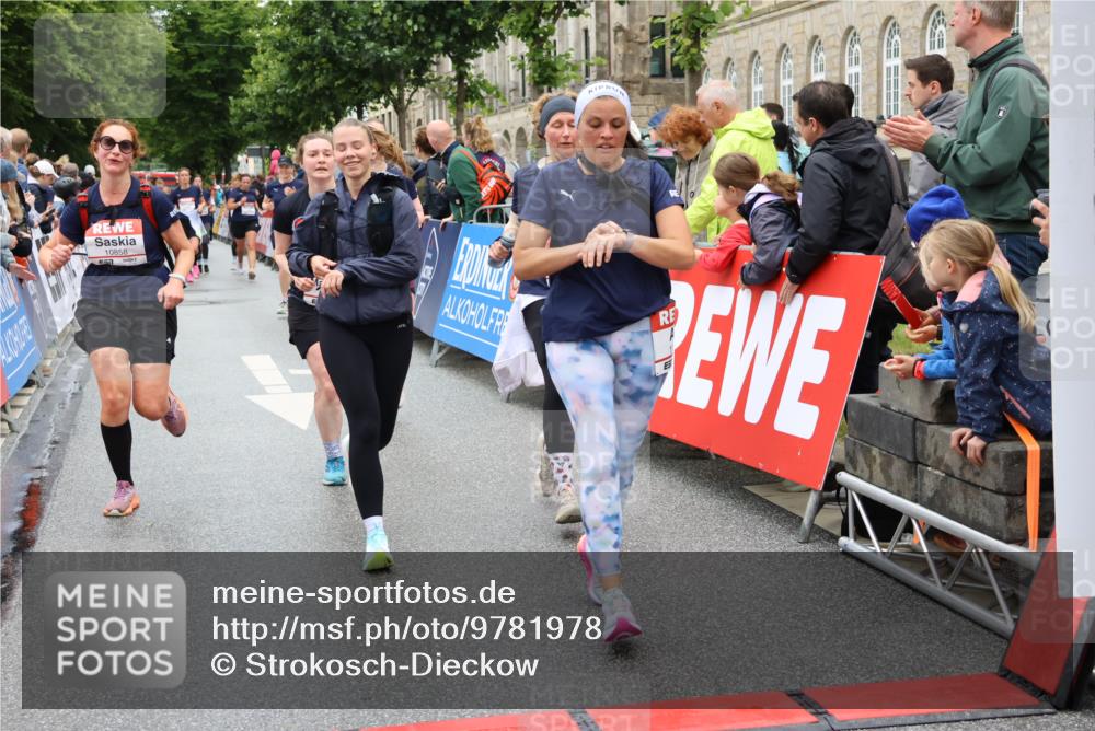 14.06.2026 - REWE Women's Run Strokosch-Dieckow http://msf.ph/oto/9781978 14.06.2026 09:59:37 Ziel 10088, 10279, 10349, 10450, 10558, 10721, 10801, 10854, 10858, 10982, 11005, 11067, 11163, 11275, 11501 meine-sportfotos.de