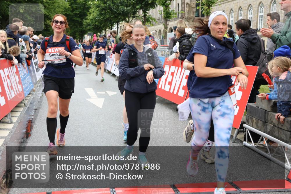 14.06.2026 - REWE Women's Run Strokosch-Dieckow http://msf.ph/oto/9781986 14.06.2026 09:59:37 Ziel 10088, 10279, 10349, 10450, 10558, 10721, 10801, 10854, 10858, 10982, 11005, 11067, 11163, 11275, 11501 meine-sportfotos.de