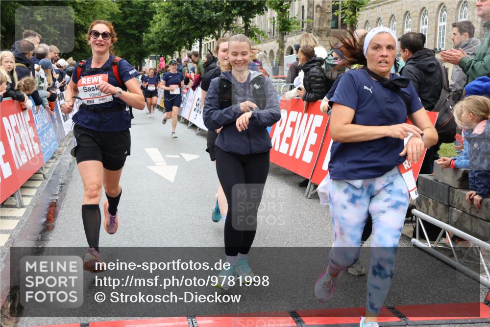 14.06.2026 - REWE Women's Run Strokosch-Dieckow http://msf.ph/oto/9781998 14.06.2026 09:59:38 Ziel 10088, 10264, 10279, 10349, 10450, 10558, 10721, 10801, 10854, 10858, 10982, 11005, 11163, 11275, 11501 meine-sportfotos.de