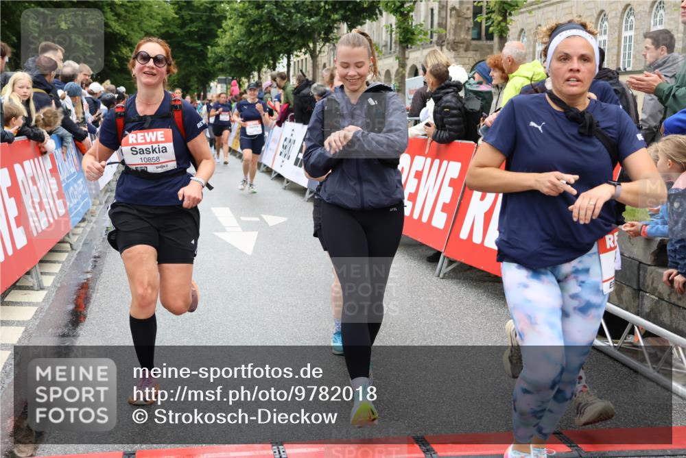 14.06.2026 - REWE Women's Run Strokosch-Dieckow http://msf.ph/oto/9782018 14.06.2026 09:59:38 Ziel 10088, 10264, 10279, 10349, 10450, 10558, 10721, 10801, 10854, 10858, 10982, 11005, 11163, 11275, 11501 meine-sportfotos.de