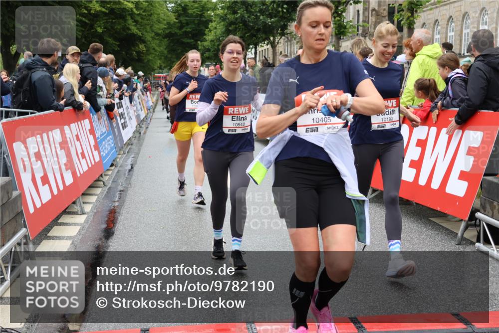 14.06.2026 - REWE Women's Run Strokosch-Dieckow http://msf.ph/oto/9782190 14.06.2026 09:59:45 Ziel 10088, 10190, 10264, 10279, 10280, 10405, 10542, 10567, 10664, 10721, 10858, 11005, 11221, 11275 meine-sportfotos.de