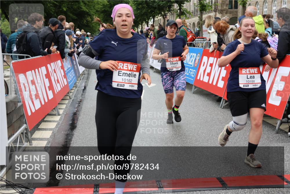14.06.2026 - REWE Women's Run Strokosch-Dieckow http://msf.ph/oto/9782434 14.06.2026 10:01:04 Ziel 10162, 10188, 10393, 10454, 10594, 10613, 10637, 10663, 10805, 11104, 11483 meine-sportfotos.de