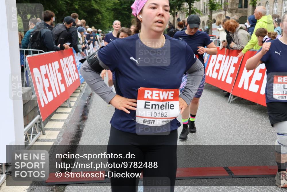 14.06.2026 - REWE Women's Run Strokosch-Dieckow http://msf.ph/oto/9782488 14.06.2026 10:01:04 Ziel 10162, 10188, 10393, 10454, 10594, 10613, 10637, 10663, 10805, 11104, 11483 meine-sportfotos.de