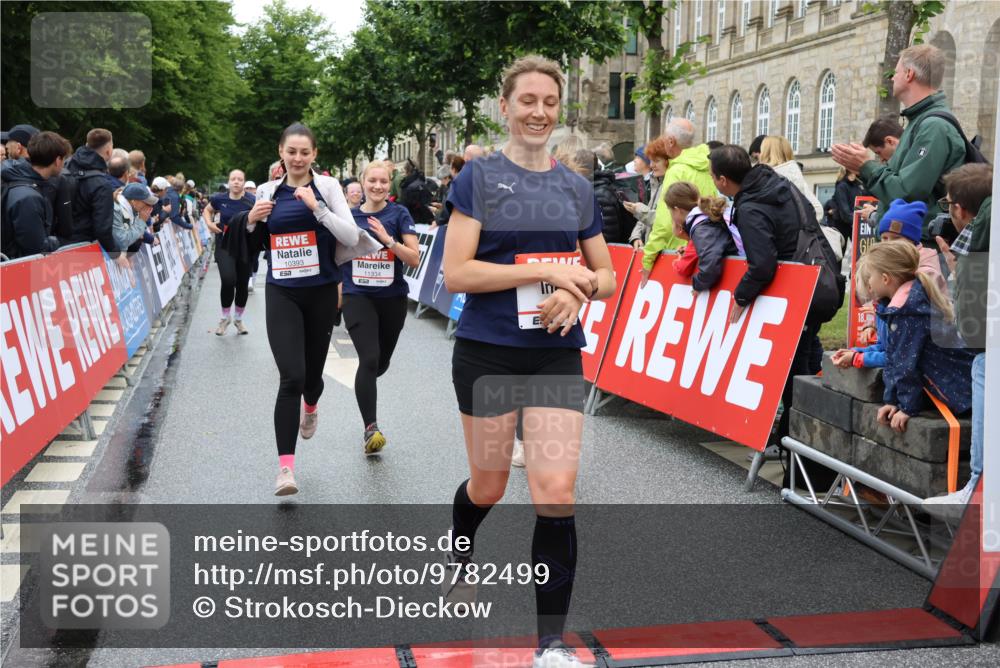 14.06.2026 - REWE Women's Run Strokosch-Dieckow http://msf.ph/oto/9782499 14.06.2026 10:01:08 Ziel 10162, 10188, 10204, 10370, 10393, 10522, 10576, 10594, 10613, 10637, 10663, 10805, 11104, 11150, 11334, 11440, 11472, 11483 meine-sportfotos.de