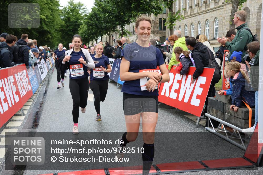 14.06.2026 - REWE Women's Run Strokosch-Dieckow http://msf.ph/oto/9782510 14.06.2026 10:01:08 Ziel 10162, 10188, 10204, 10370, 10393, 10522, 10576, 10594, 10613, 10637, 10663, 10805, 11104, 11150, 11334, 11440, 11472, 11483 meine-sportfotos.de