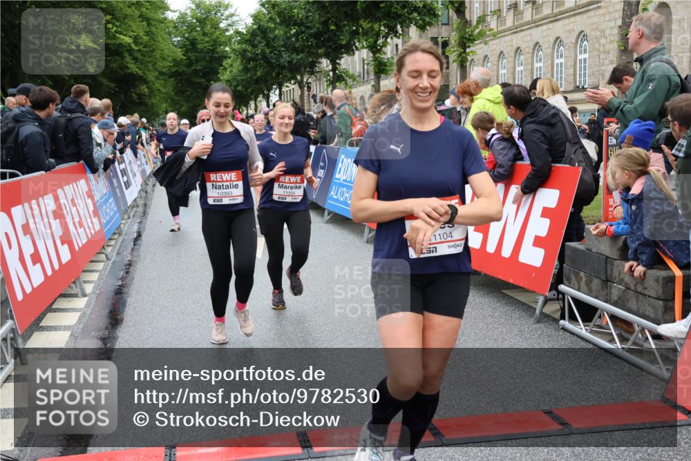 14.06.2026 - REWE Women's Run Strokosch-Dieckow http://msf.ph/oto/9782530 14.06.2026 10:01:08 Ziel 10162, 10188, 10204, 10370, 10393, 10522, 10576, 10594, 10613, 10637, 10663, 10805, 11104, 11150, 11334, 11440, 11472, 11483 meine-sportfotos.de