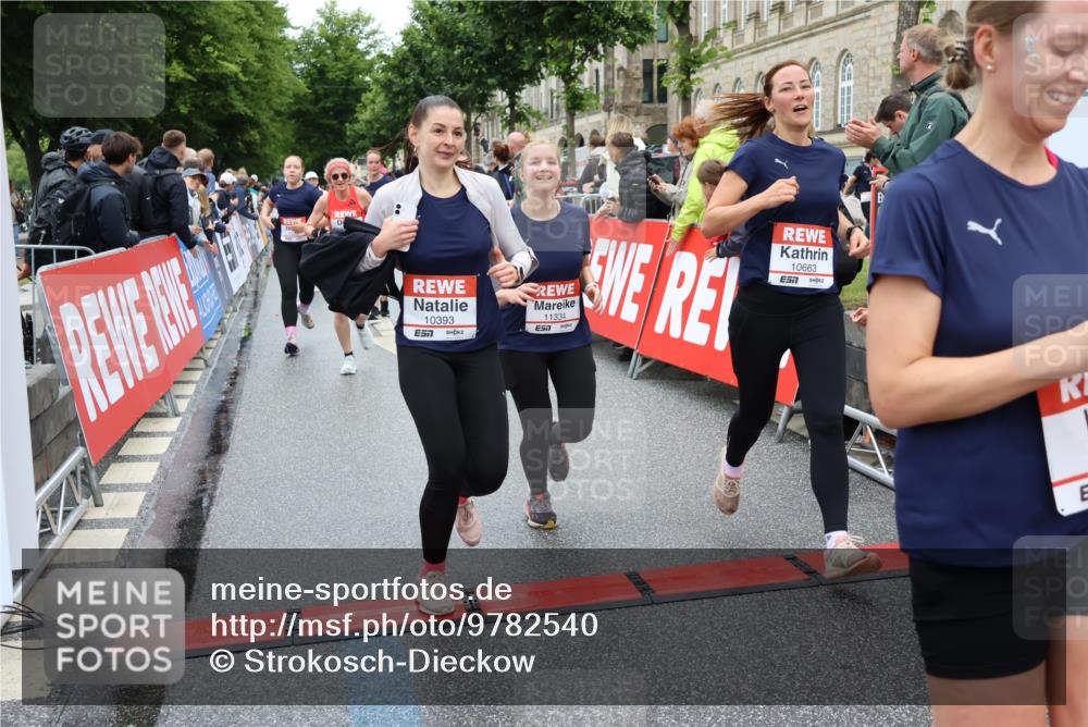14.06.2026 - REWE Women's Run Strokosch-Dieckow http://msf.ph/oto/9782540 14.06.2026 10:01:09 Ziel 10162, 10188, 10204, 10370, 10393, 10522, 10576, 10594, 10613, 10637, 10663, 11104, 11150, 11334, 11440, 11472, 11483 meine-sportfotos.de