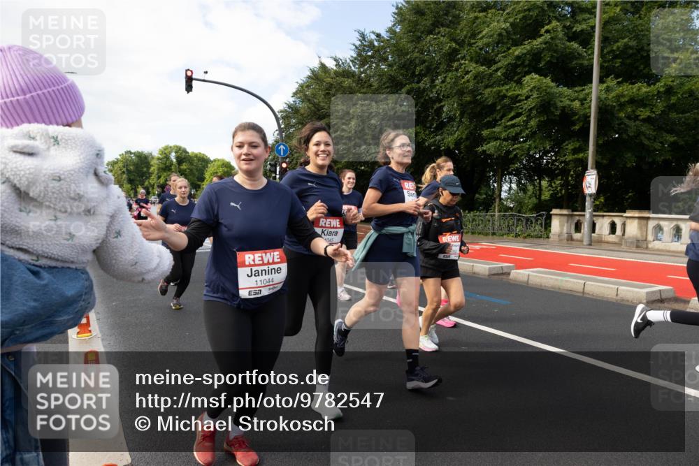 14.06.2026 - REWE Women's Run Michael Strokosch http://msf.ph/oto/9782547 14.06.2026 09:13:43 Laufen 11044, 1045, 571 meine-sportfotos.de