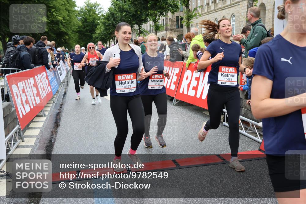 14.06.2026 - REWE Women's Run Strokosch-Dieckow http://msf.ph/oto/9782549 14.06.2026 10:01:09 Ziel 10162, 10188, 10204, 10370, 10393, 10522, 10576, 10594, 10613, 10637, 10663, 11104, 11150, 11334, 11440, 11472, 11483 meine-sportfotos.de