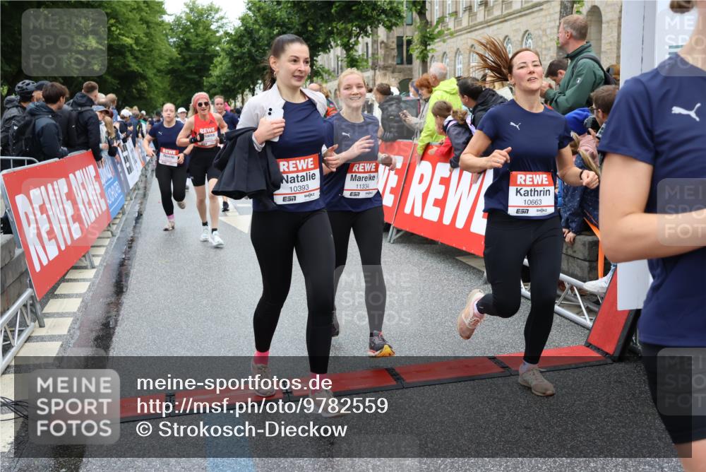 14.06.2026 - REWE Women's Run Strokosch-Dieckow http://msf.ph/oto/9782559 14.06.2026 10:01:09 Ziel 10162, 10188, 10204, 10370, 10393, 10522, 10576, 10594, 10613, 10637, 10663, 11104, 11150, 11334, 11440, 11472, 11483 meine-sportfotos.de