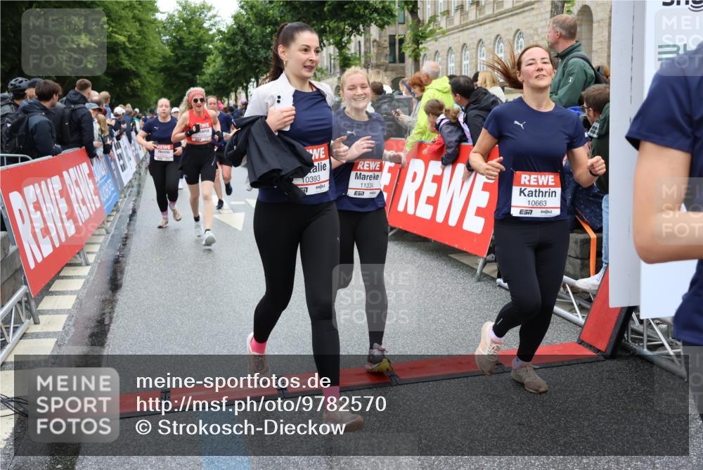 14.06.2026 - REWE Women's Run Strokosch-Dieckow http://msf.ph/oto/9782570 14.06.2026 10:01:09 Ziel 10162, 10188, 10204, 10370, 10393, 10522, 10576, 10594, 10613, 10637, 10663, 11104, 11150, 11334, 11440, 11472, 11483 meine-sportfotos.de