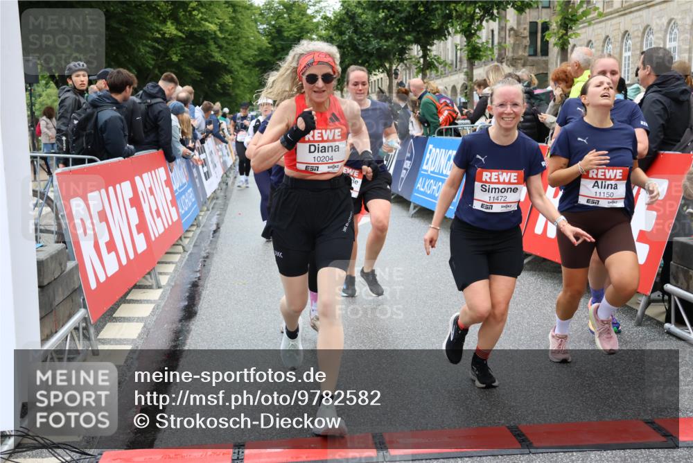 14.06.2026 - REWE Women's Run Strokosch-Dieckow http://msf.ph/oto/9782582 14.06.2026 10:01:11 Ziel 10068, 10162, 10188, 10204, 10370, 10393, 10522, 10576, 10594, 10613, 10637, 10663, 11104, 11150, 11334, 11440, 11472, 11522 meine-sportfotos.de