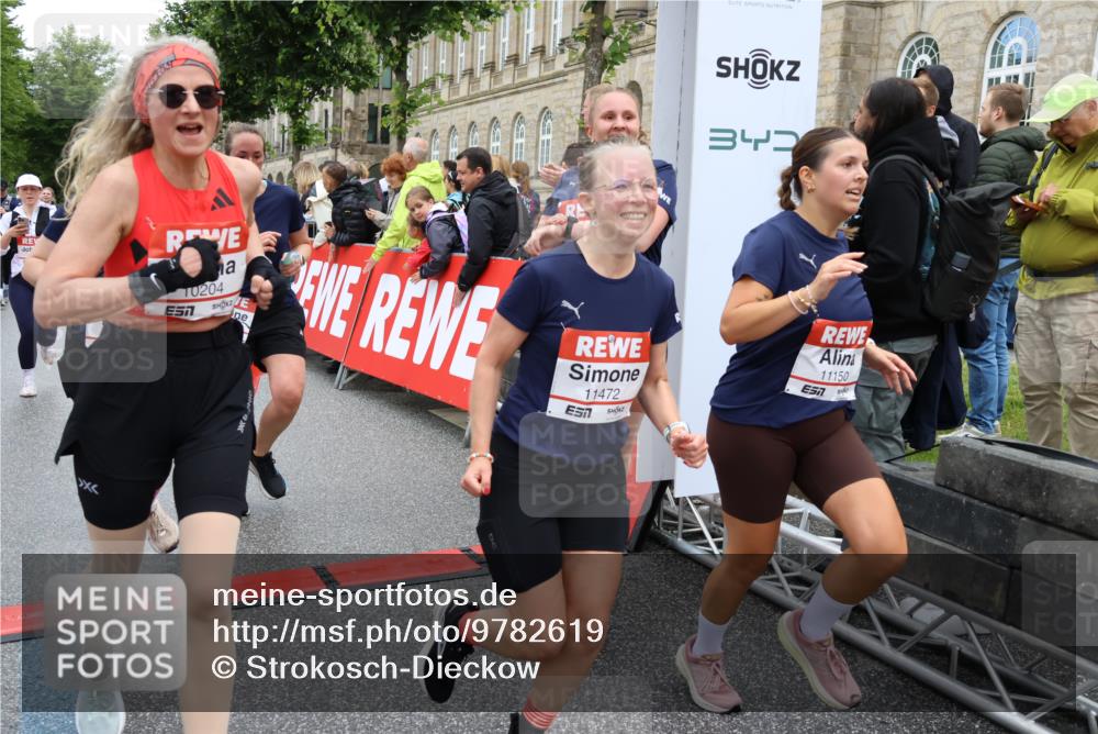 14.06.2026 - REWE Women's Run Strokosch-Dieckow http://msf.ph/oto/9782619 14.06.2026 10:01:11 Ziel 10068, 10162, 10188, 10204, 10370, 10393, 10522, 10576, 10594, 10613, 10637, 10663, 11104, 11150, 11334, 11440, 11472, 11522 meine-sportfotos.de
