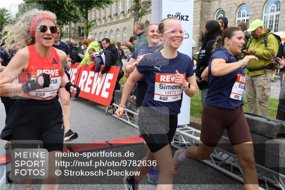 14.06.2026 - REWE Women's Run Strokosch-Dieckow http://msf.ph/oto/9782636 14.06.2026 10:01:11 Ziel 10068, 10162, 10188, 10204, 10370, 10393, 10522, 10576, 10594, 10613, 10637, 10663, 11104, 11150, 11334, 11440, 11472, 11522 meine-sportfotos.de