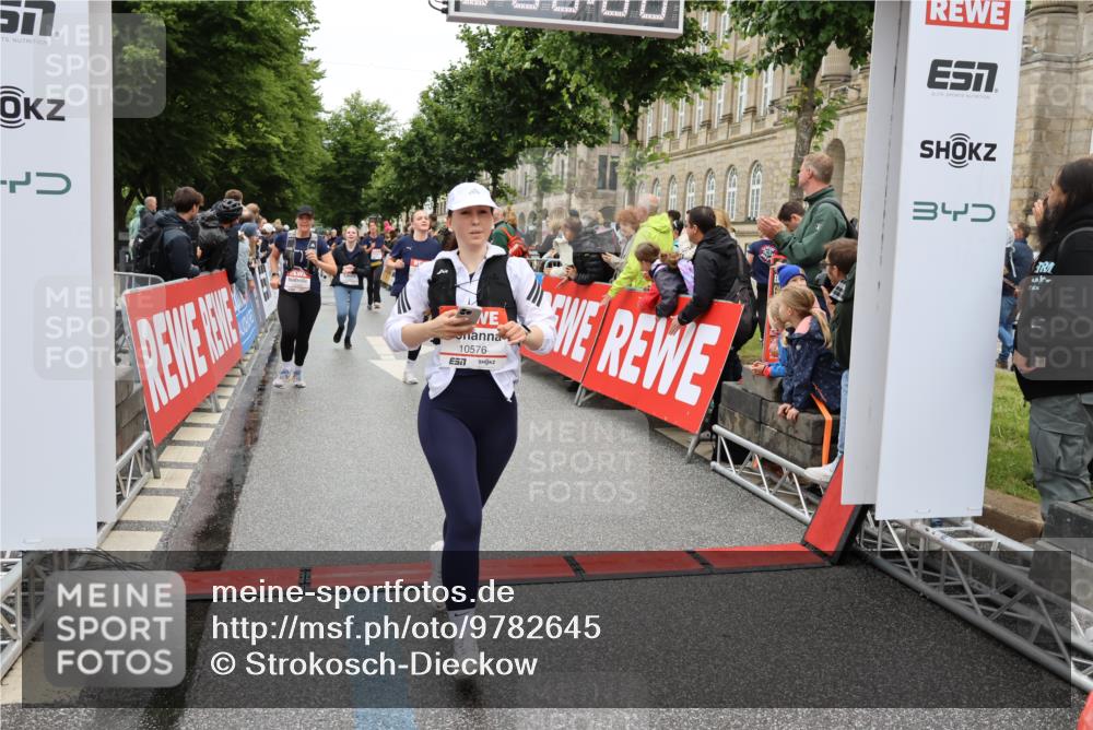 14.06.2026 - REWE Women's Run Strokosch-Dieckow http://msf.ph/oto/9782645 14.06.2026 10:01:13 Ziel 10068, 10204, 10370, 10393, 10522, 10576, 10594, 10613, 10663, 11104, 11150, 11265, 11308, 11334, 11440, 11472, 11522 meine-sportfotos.de