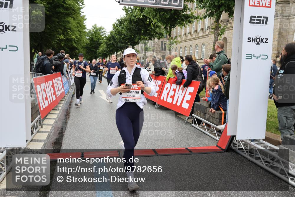 14.06.2026 - REWE Women's Run Strokosch-Dieckow http://msf.ph/oto/9782656 14.06.2026 10:01:13 Ziel 10068, 10204, 10370, 10393, 10522, 10576, 10594, 10613, 10663, 11104, 11150, 11265, 11308, 11334, 11440, 11472, 11522 meine-sportfotos.de