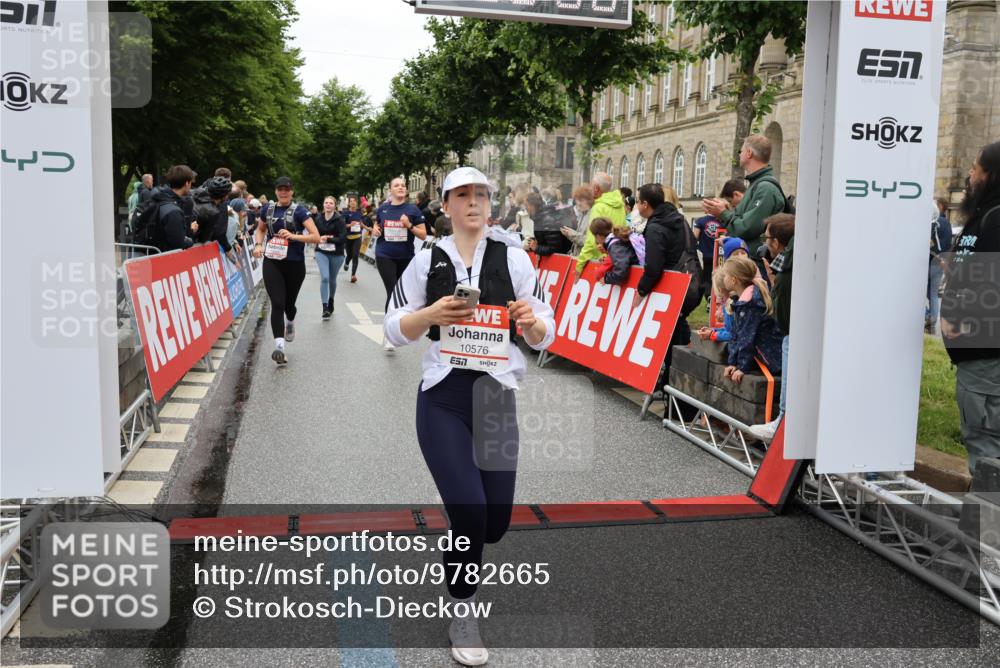 14.06.2026 - REWE Women's Run Strokosch-Dieckow http://msf.ph/oto/9782665 14.06.2026 10:01:13 Ziel 10068, 10204, 10370, 10393, 10522, 10576, 10594, 10613, 10663, 11104, 11150, 11265, 11308, 11334, 11440, 11472, 11522 meine-sportfotos.de