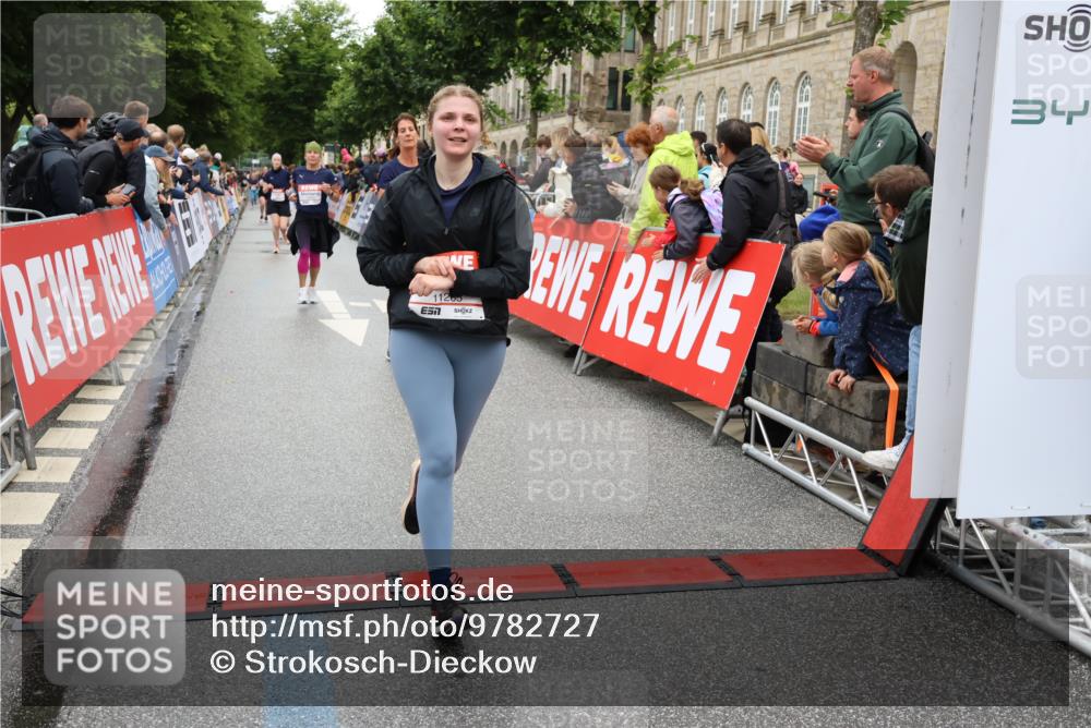14.06.2026 - REWE Women's Run Strokosch-Dieckow http://msf.ph/oto/9782727 14.06.2026 10:01:16 Ziel 10068, 10204, 10370, 10393, 10522, 10576, 10663, 11104, 11150, 11265, 11308, 11334, 11412, 11440, 11472, 11522 meine-sportfotos.de