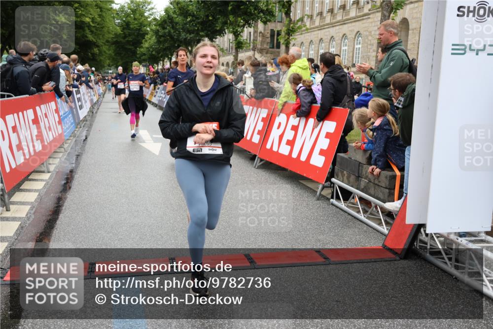 14.06.2026 - REWE Women's Run Strokosch-Dieckow http://msf.ph/oto/9782736 14.06.2026 10:01:16 Ziel 10068, 10204, 10370, 10393, 10522, 10576, 10663, 11104, 11150, 11265, 11308, 11334, 11412, 11440, 11472, 11522 meine-sportfotos.de
