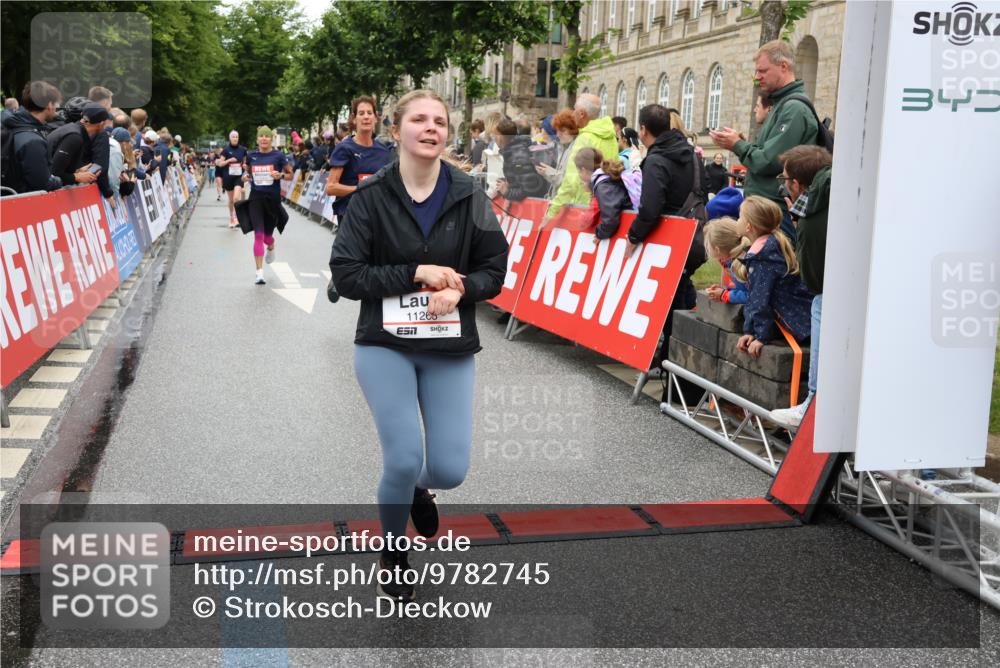 14.06.2026 - REWE Women's Run Strokosch-Dieckow http://msf.ph/oto/9782745 14.06.2026 10:01:16 Ziel 10068, 10204, 10370, 10393, 10522, 10576, 10663, 11104, 11150, 11265, 11308, 11334, 11412, 11440, 11472, 11522 meine-sportfotos.de