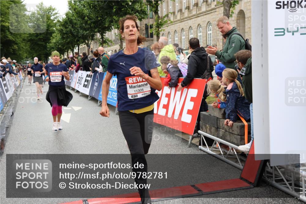 14.06.2026 - REWE Women's Run Strokosch-Dieckow http://msf.ph/oto/9782781 14.06.2026 10:01:17 Ziel 10068, 10204, 10221, 10370, 10522, 10576, 11150, 11265, 11308, 11334, 11412, 11440, 11472, 11522 meine-sportfotos.de