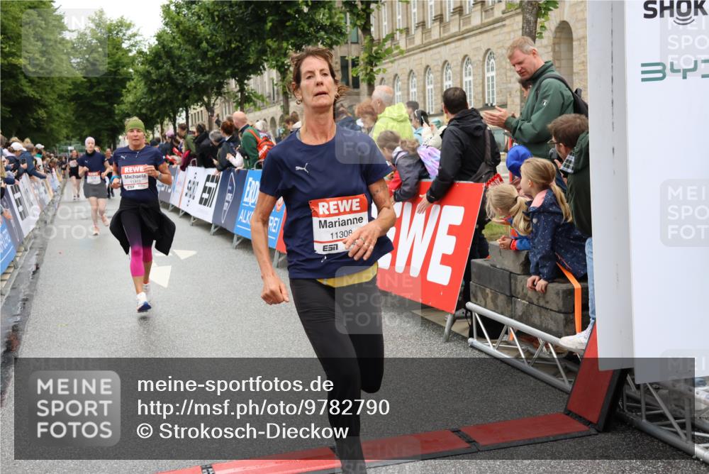 14.06.2026 - REWE Women's Run Strokosch-Dieckow http://msf.ph/oto/9782790 14.06.2026 10:01:18 Ziel 10068, 10204, 10221, 10370, 10522, 10576, 10933, 11150, 11265, 11308, 11412, 11440, 11472, 11522 meine-sportfotos.de