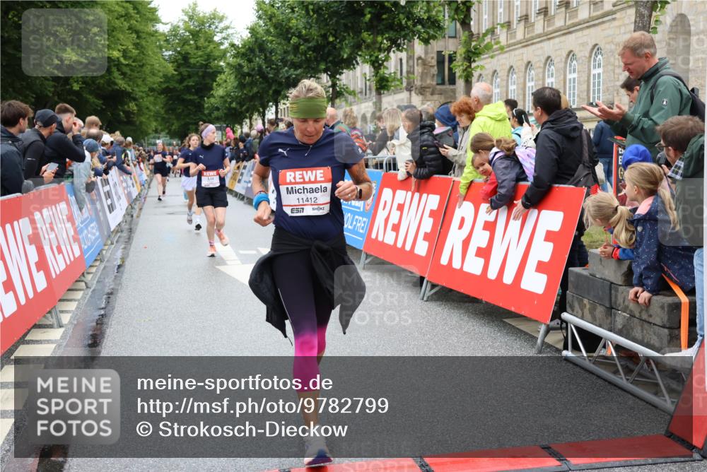 14.06.2026 - REWE Women's Run Strokosch-Dieckow http://msf.ph/oto/9782799 14.06.2026 10:01:19 Ziel 10068, 10221, 10522, 10576, 10933, 11150, 11265, 11308, 11412, 11440, 11522 meine-sportfotos.de