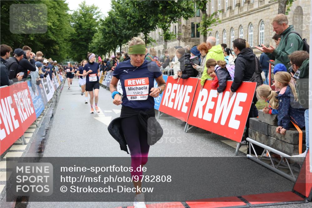 14.06.2026 - REWE Women's Run Strokosch-Dieckow http://msf.ph/oto/9782808 14.06.2026 10:01:19 Ziel 10068, 10221, 10522, 10576, 10933, 11150, 11265, 11308, 11412, 11440, 11522 meine-sportfotos.de